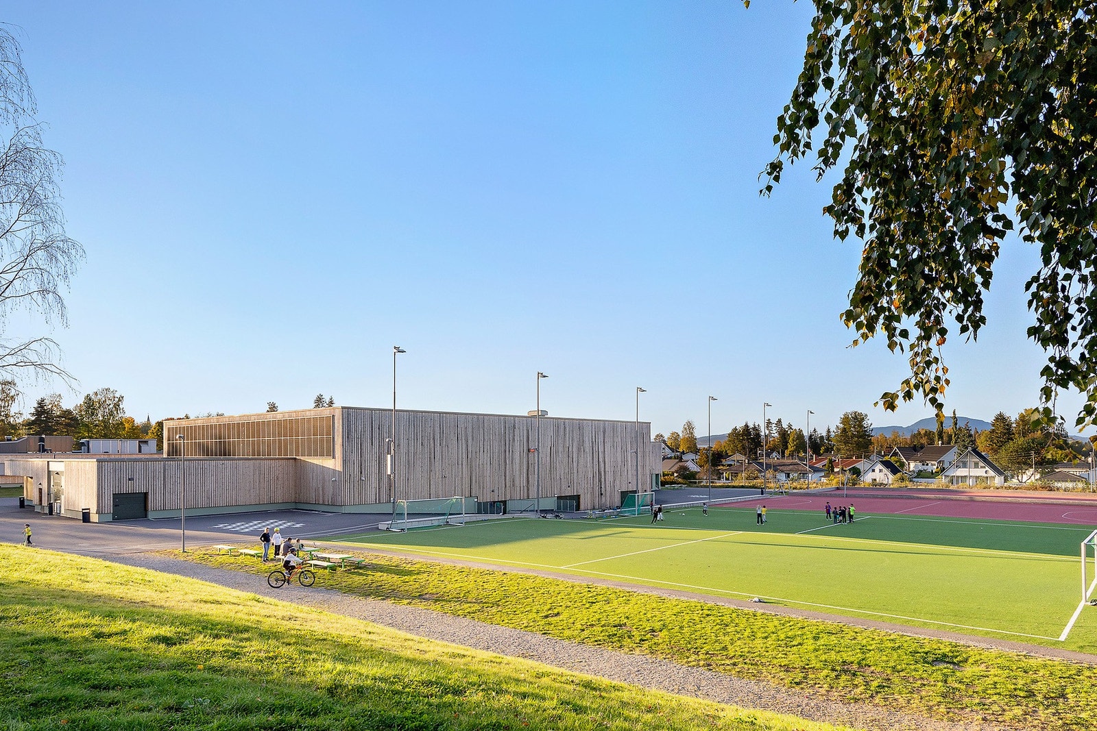 Skolen har gode utearealer med flere ballbaner løpebane, lengdegrop, lekeapparater og bordtennisbord. Galleribilde