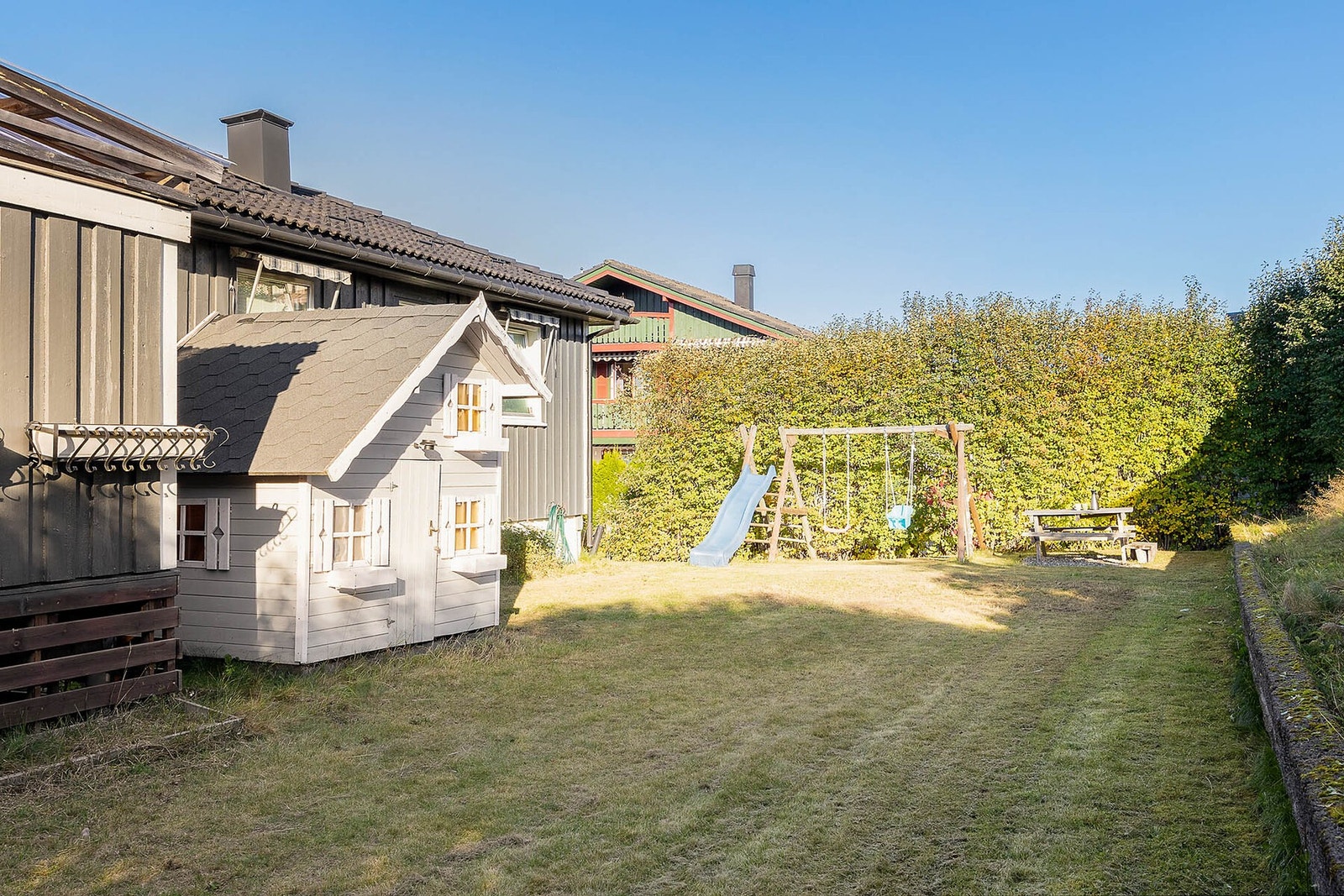 Pent opparbeidet hage med flott gressplen. Galleribilde