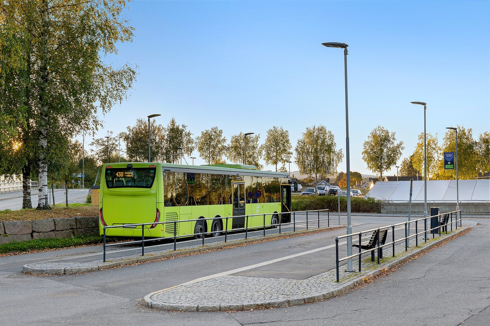 I området er det et rikt kollektivtilbud bestående av buss og jernbane. Galleribilde
