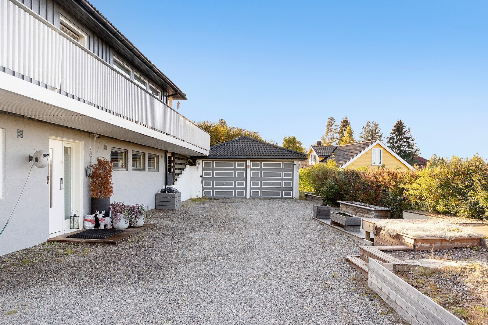 Det er parkeringsplass i dobbeltgarasje, i tillegg til utvendig på tomt. Galleribilde