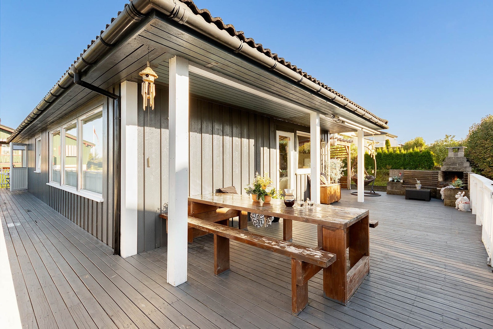 Fra stuen har man tilgang til en stor terrasse på 63m2. Galleribilde