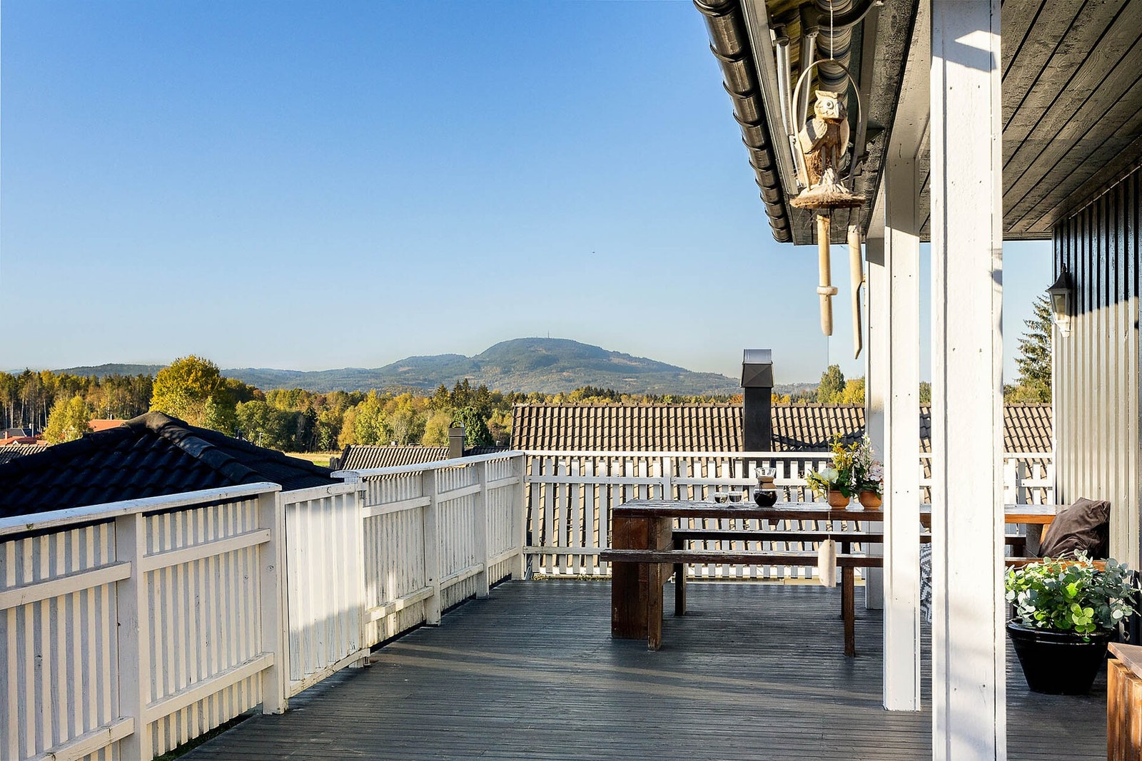 Vestvendt terrasse med nydelig utsikt mot Mistberget. Galleribilde