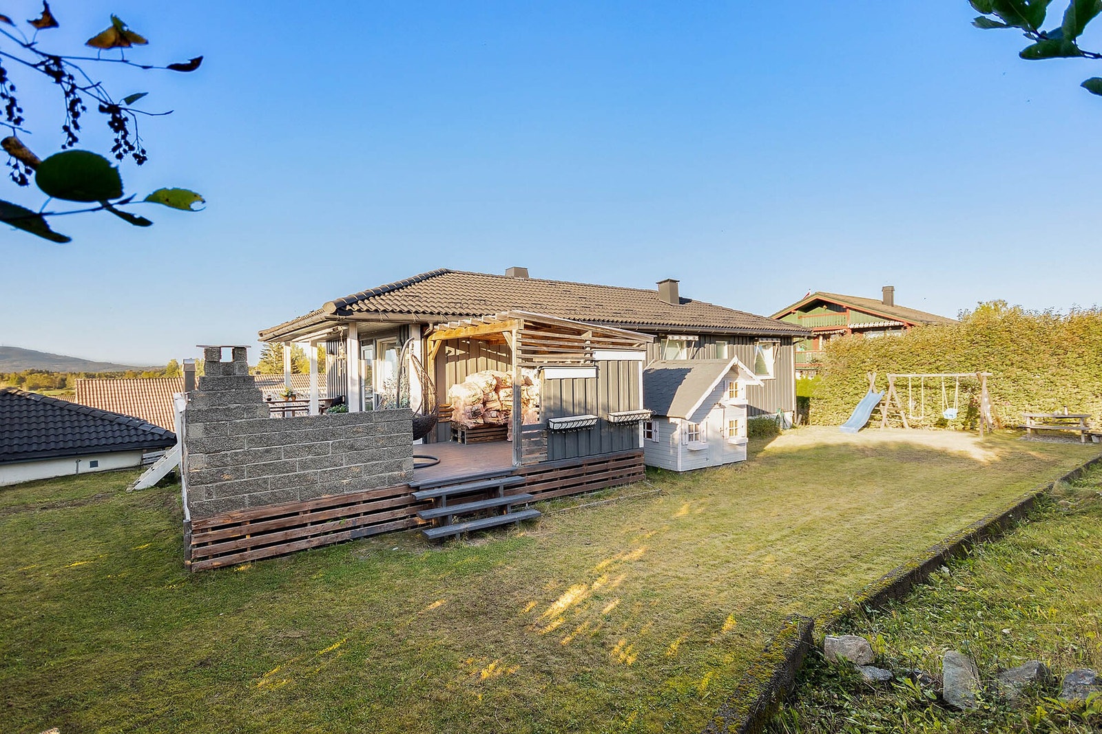 Boligen er omkranset med en velstelt hage med gode solforhold. Galleribilde