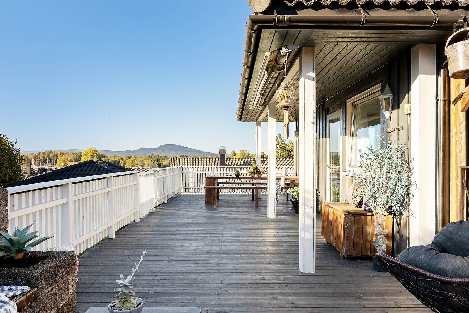 Meget brukervennlig uteplass med sol hele dagen. Galleribilde