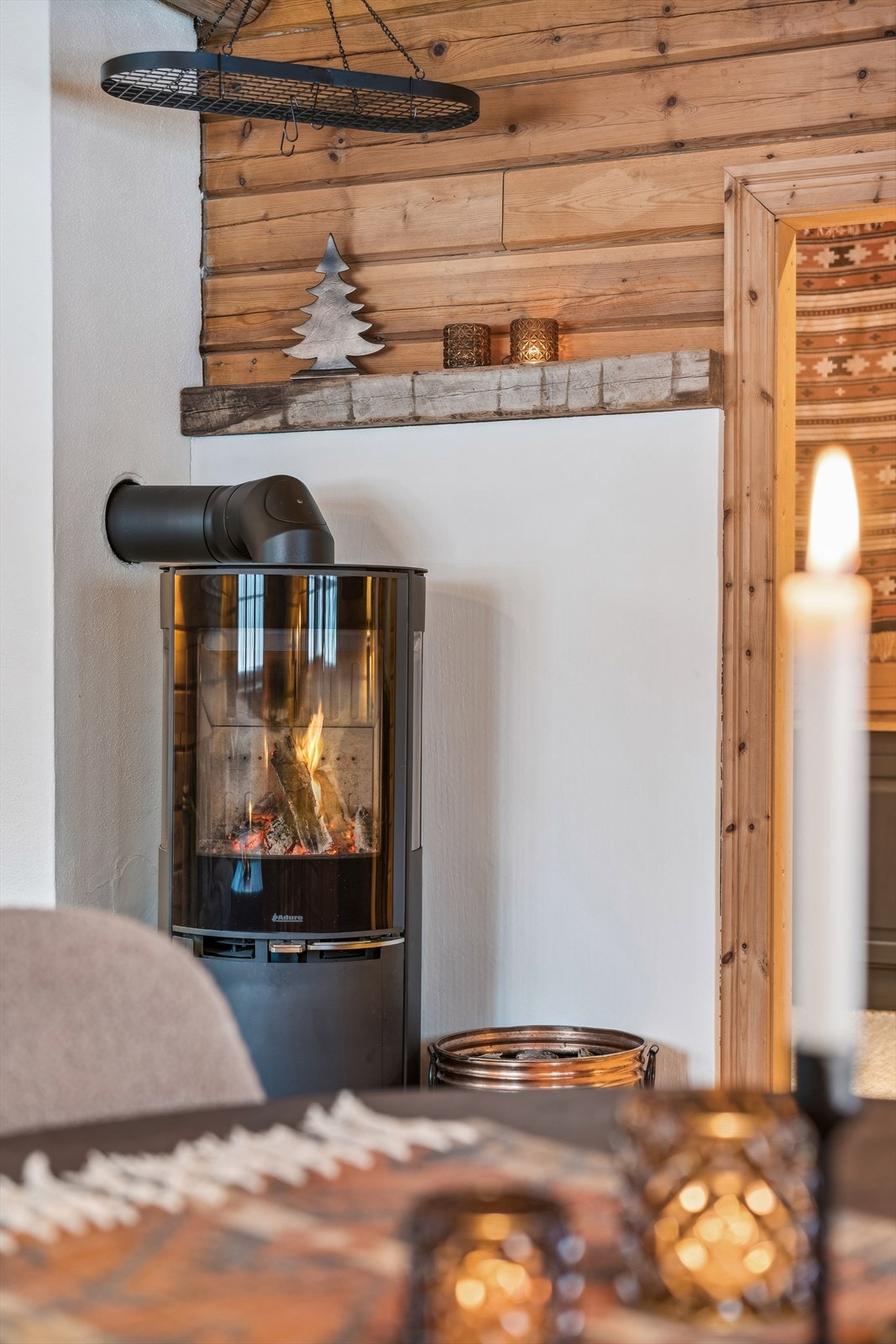 Peisovnen gir den ekstra koselig stemningen på hytta Galleribilde