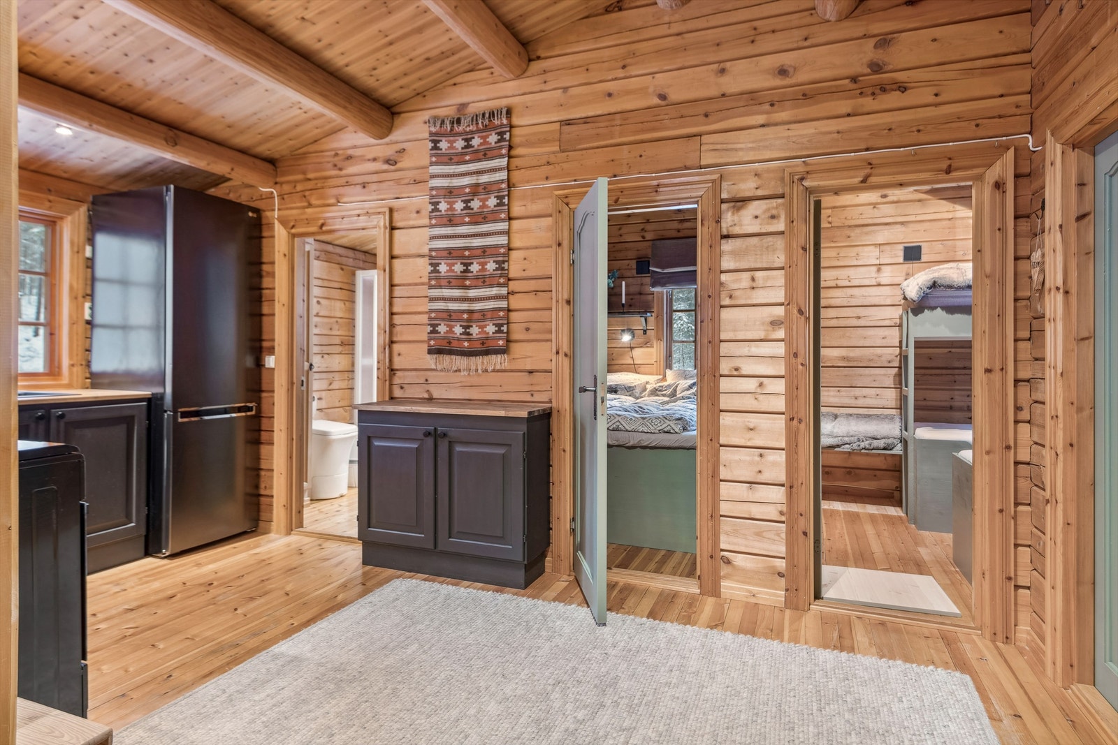 Kjøkken og gang med adkomst til to soverom og hygienerom Galleribilde