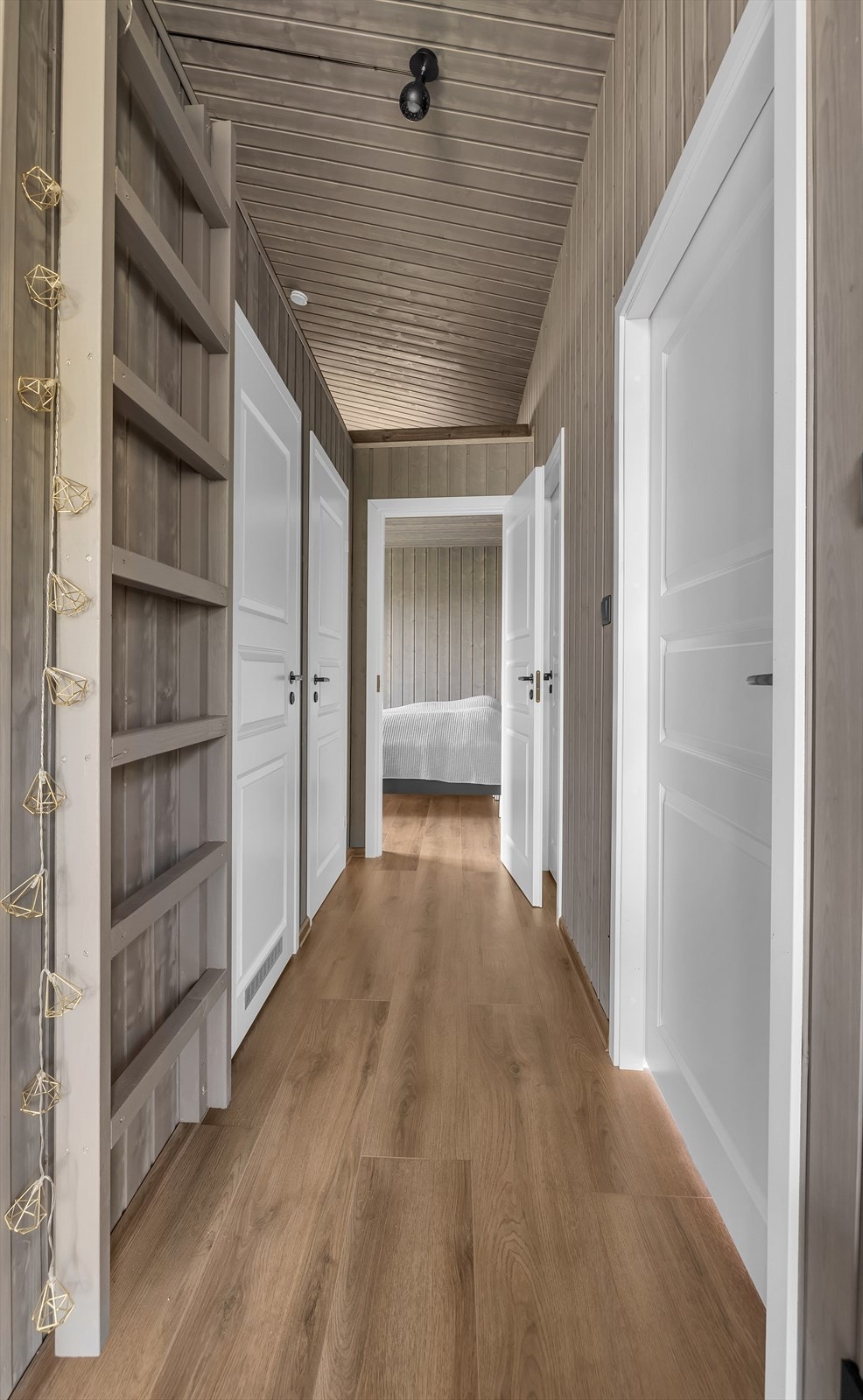 Gang med stige til hems. Galleribilde