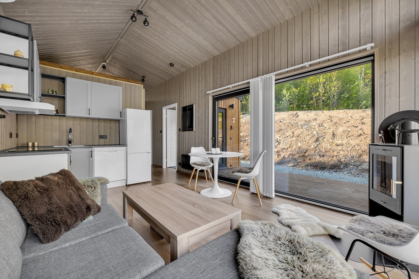 Stuen som er i åpen løsning med kjøkken har rommelig under taket. Galleribilde