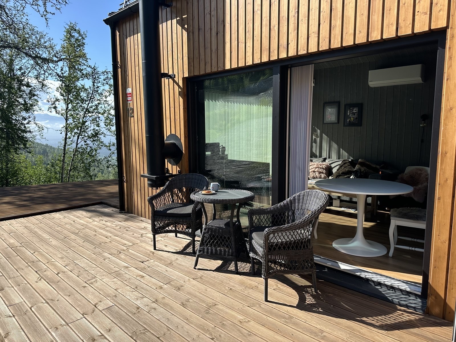 Terrasse er utvidet rundt hjørne og mot utsikten. Galleribilde