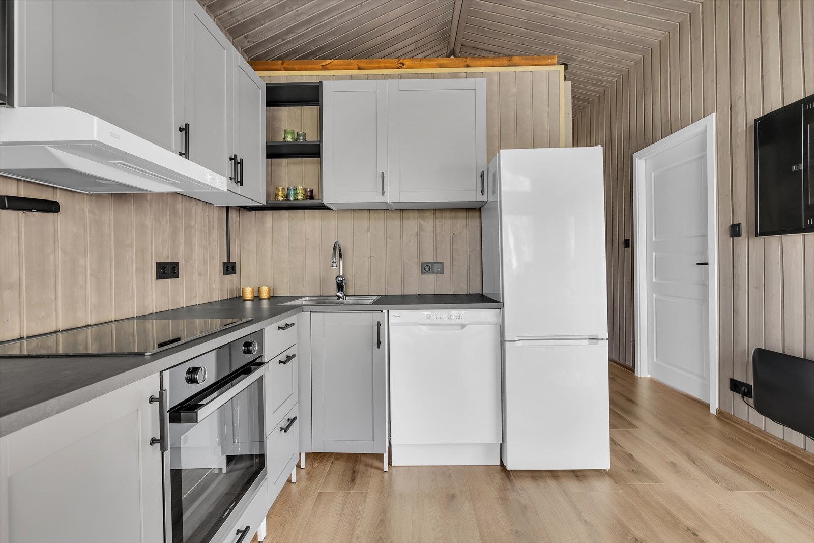 Kjøkken med hvitevarer. Galleribilde