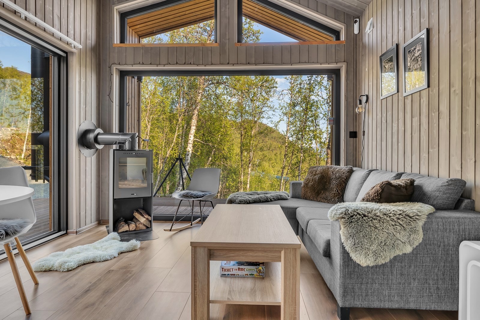 Store vindusflater og god standard i hytten. Det er satt inn ekstra vindu mot dalen, vegg til høyre. Galleribilde