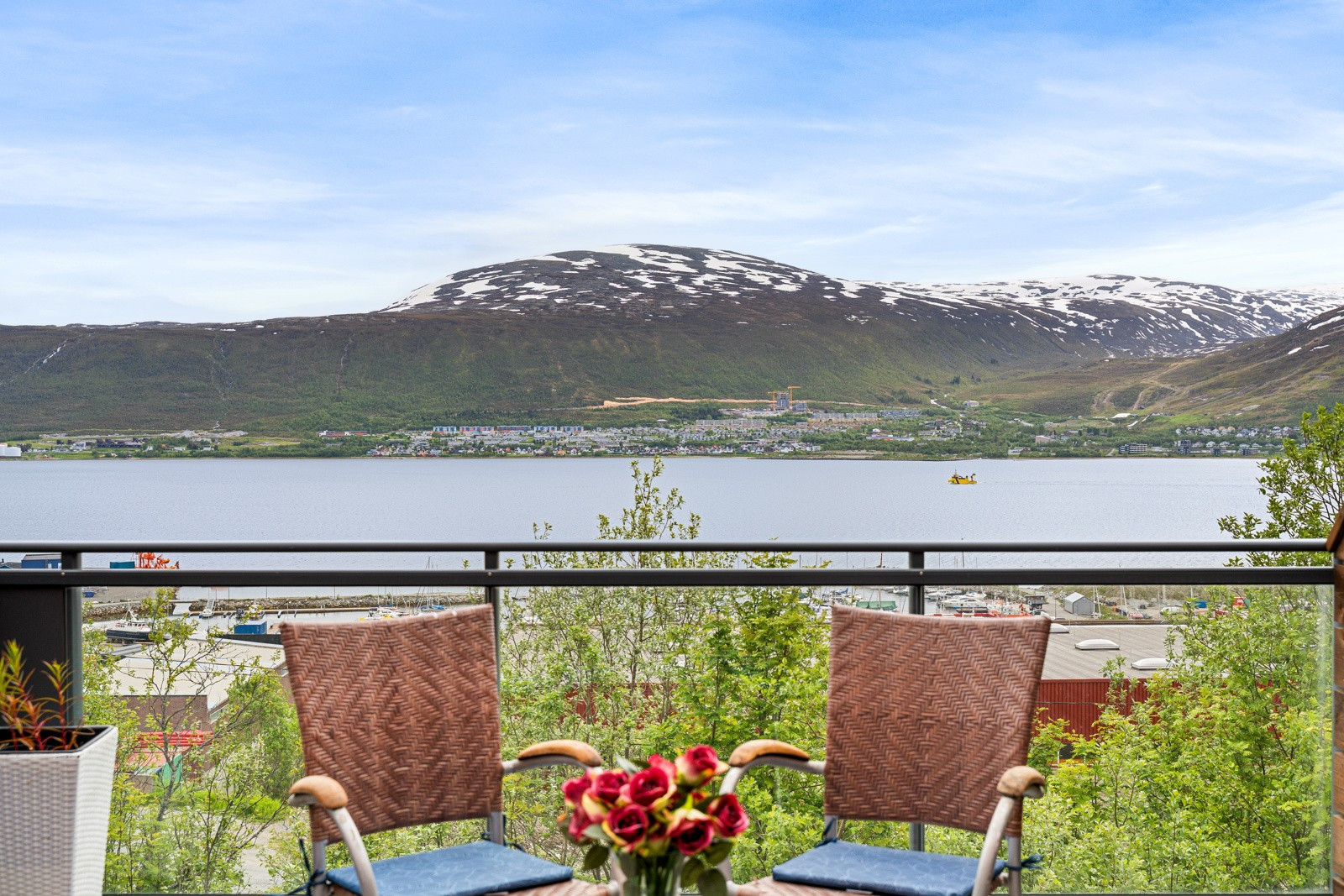 På nordsiden av øya med nydelig utsikt mot fastlandet!