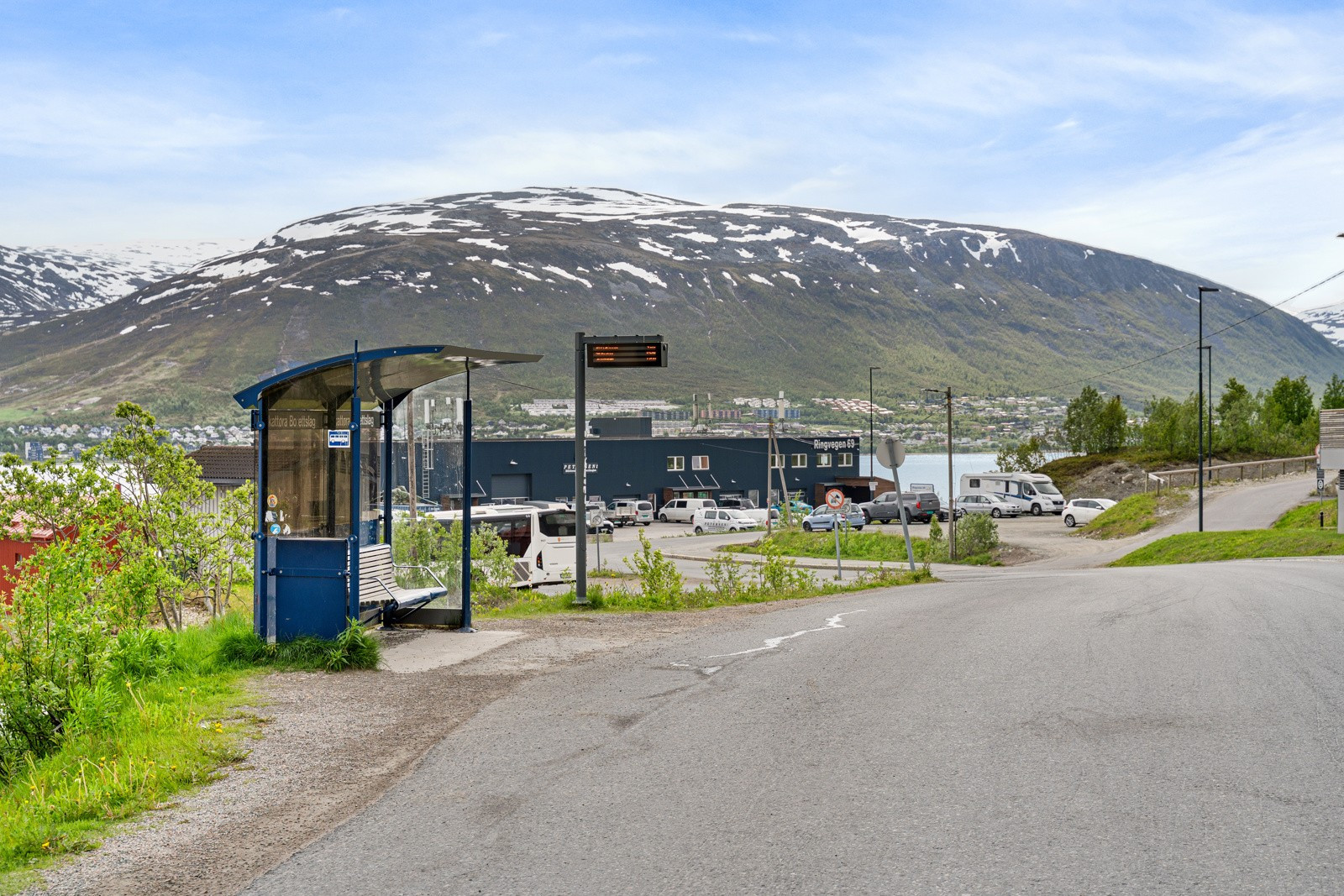 Her har du kort vei til Unn/Uit og bussholdplass med hyppige avganger.