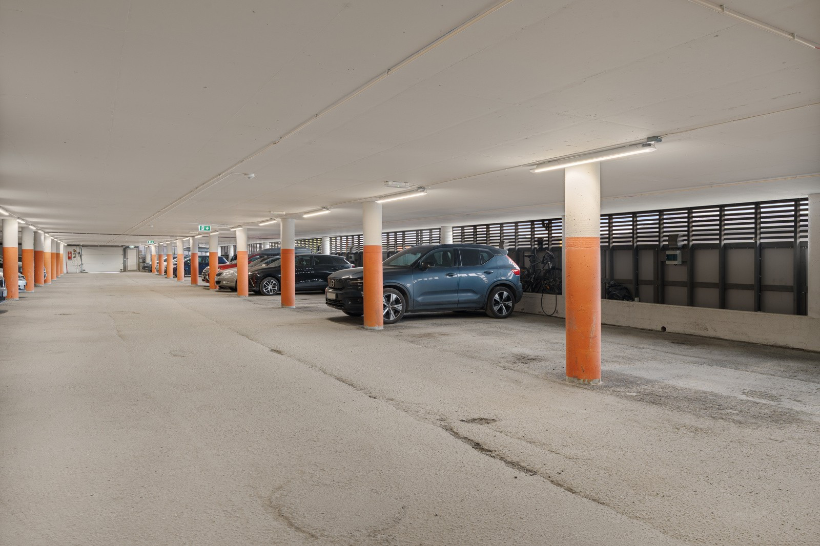 Leiligheten disponerer fast parkeringsplass i garasjeanlegg