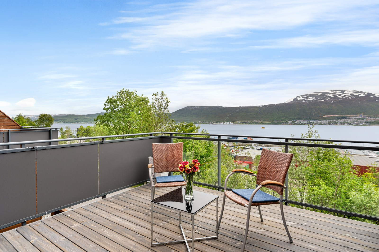 Østvendt terrasse der sommerdagene kan nytes godt!