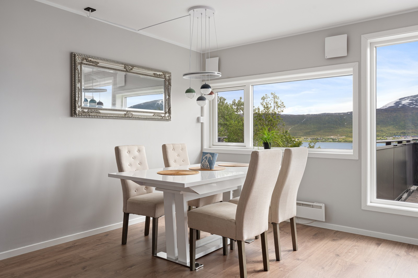 Her har du plass til et stort spisebord - Inviter venner og familie på et herlig måltid!