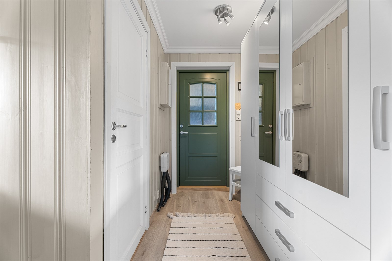 Entré med rikelig oppbevaringsplass Galleribilde