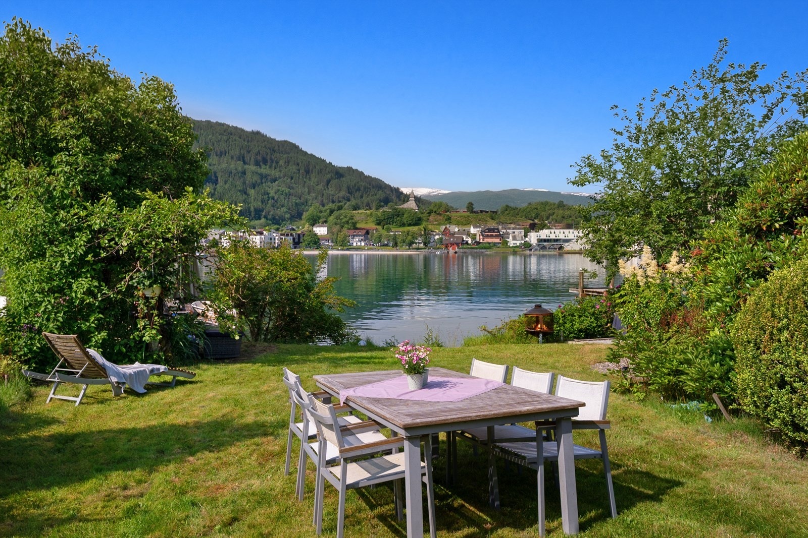 Her kan du ønske velkommen til grillfest med pågående Bygdalarm musikkfestival bokstavelig talt "vis-à-vis". Galleribilde