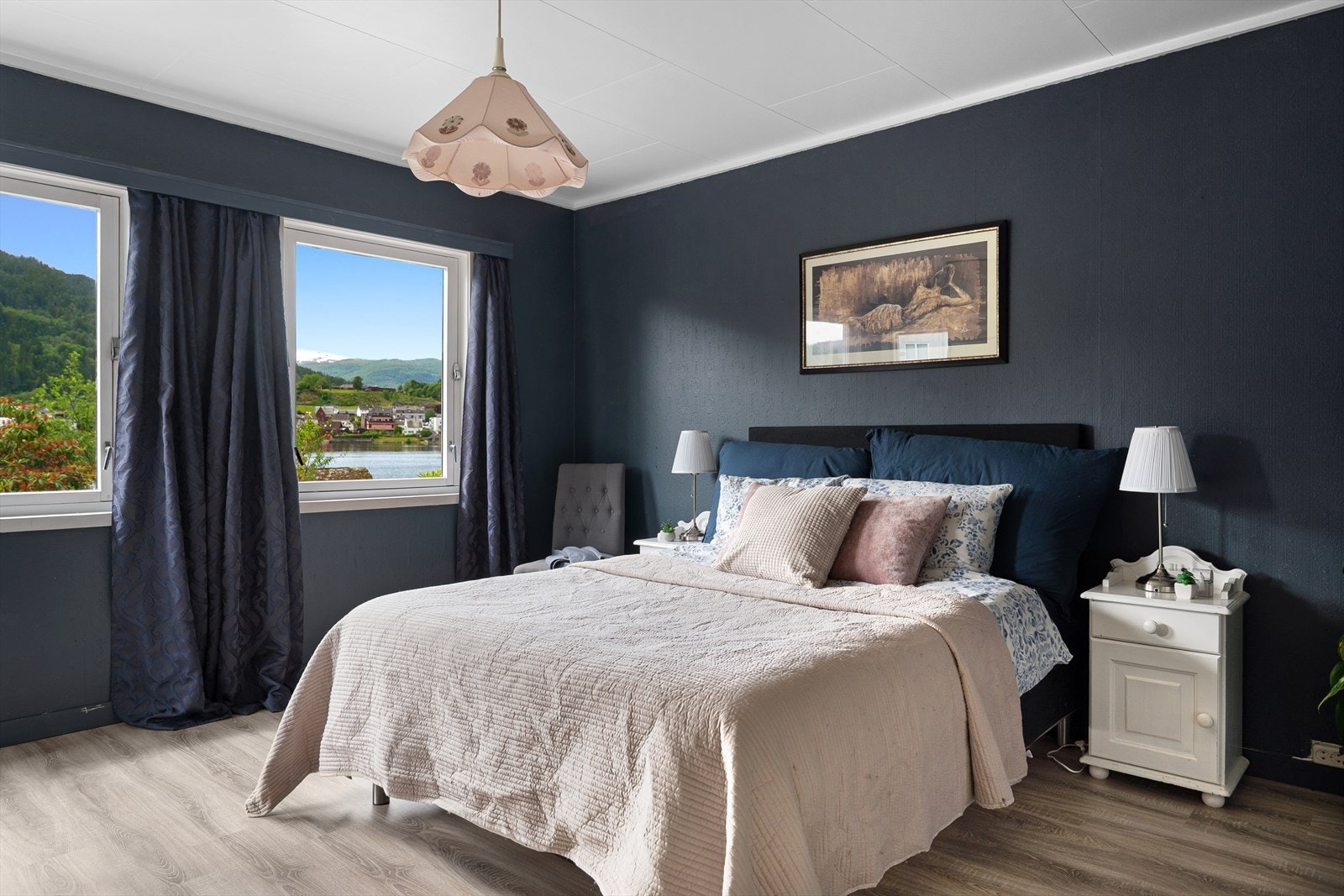 Fra soverommet stuer man ut mot majestetiske snødekte Tveitakvitingen i det fjerne. Galleribilde