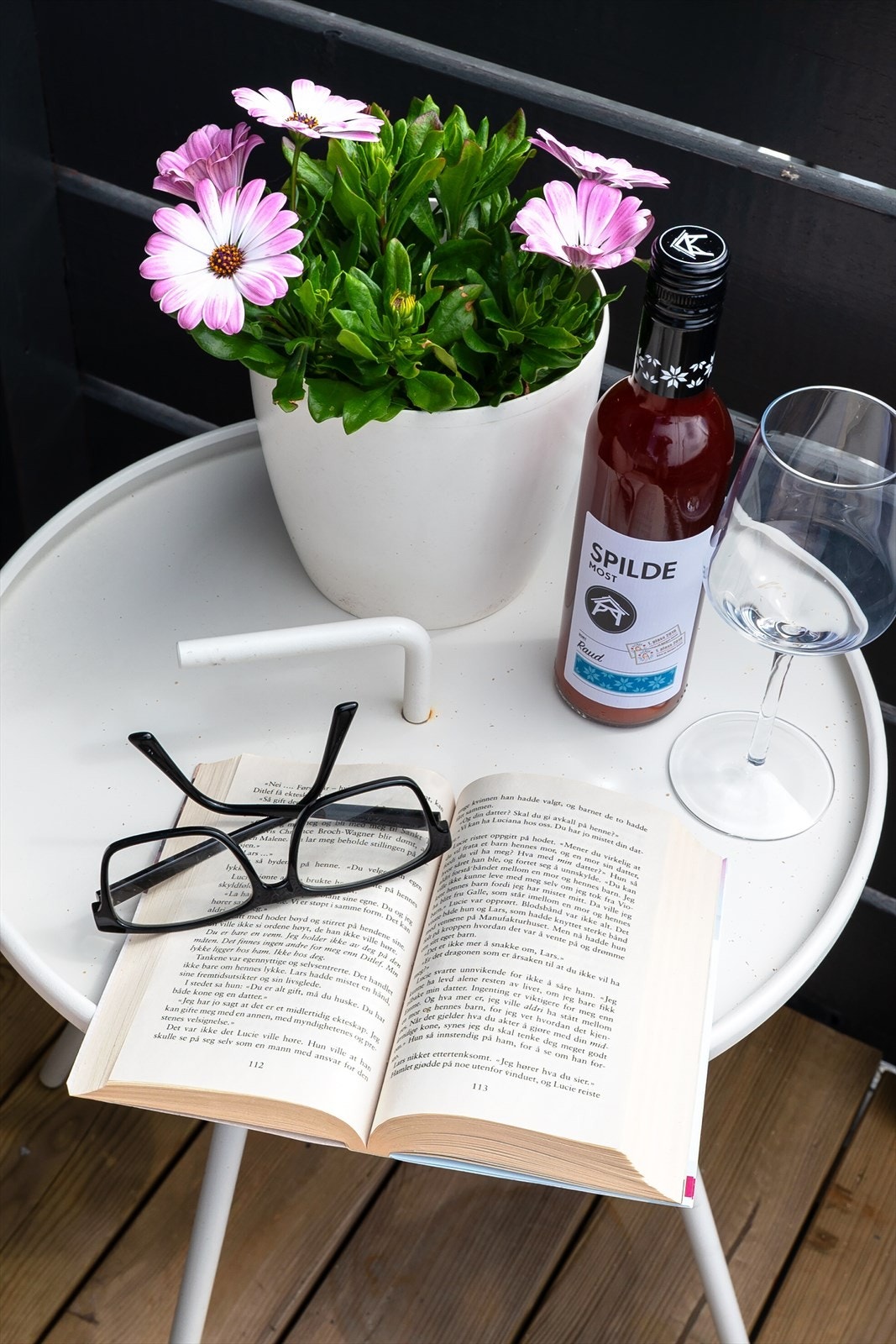 Ta deg et glass mens barna boltrer i hagen og fjæren. Galleribilde