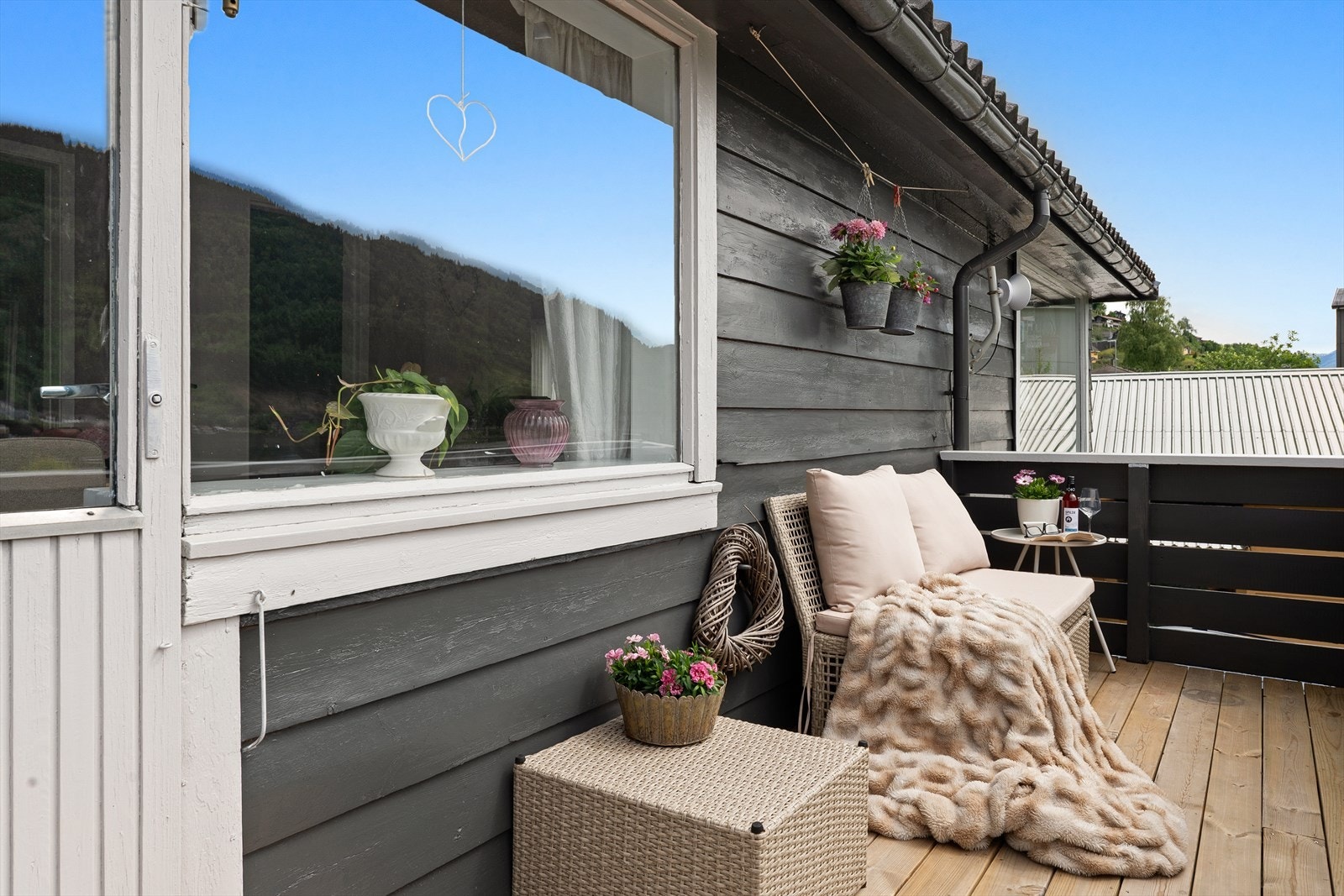 Altan med utgang fra stue som gir fullt utsyn til hagen. Galleribilde