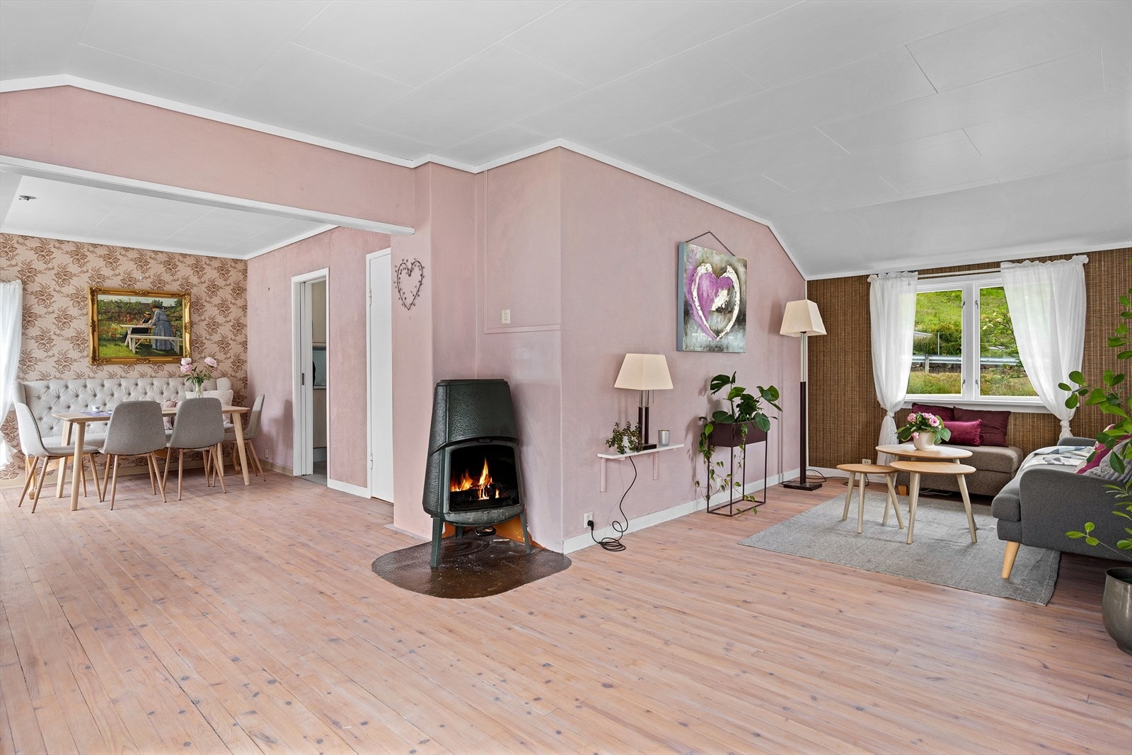 Originalt gulv er pusset og lakkert og veggene malt i lune farger. Galleribilde