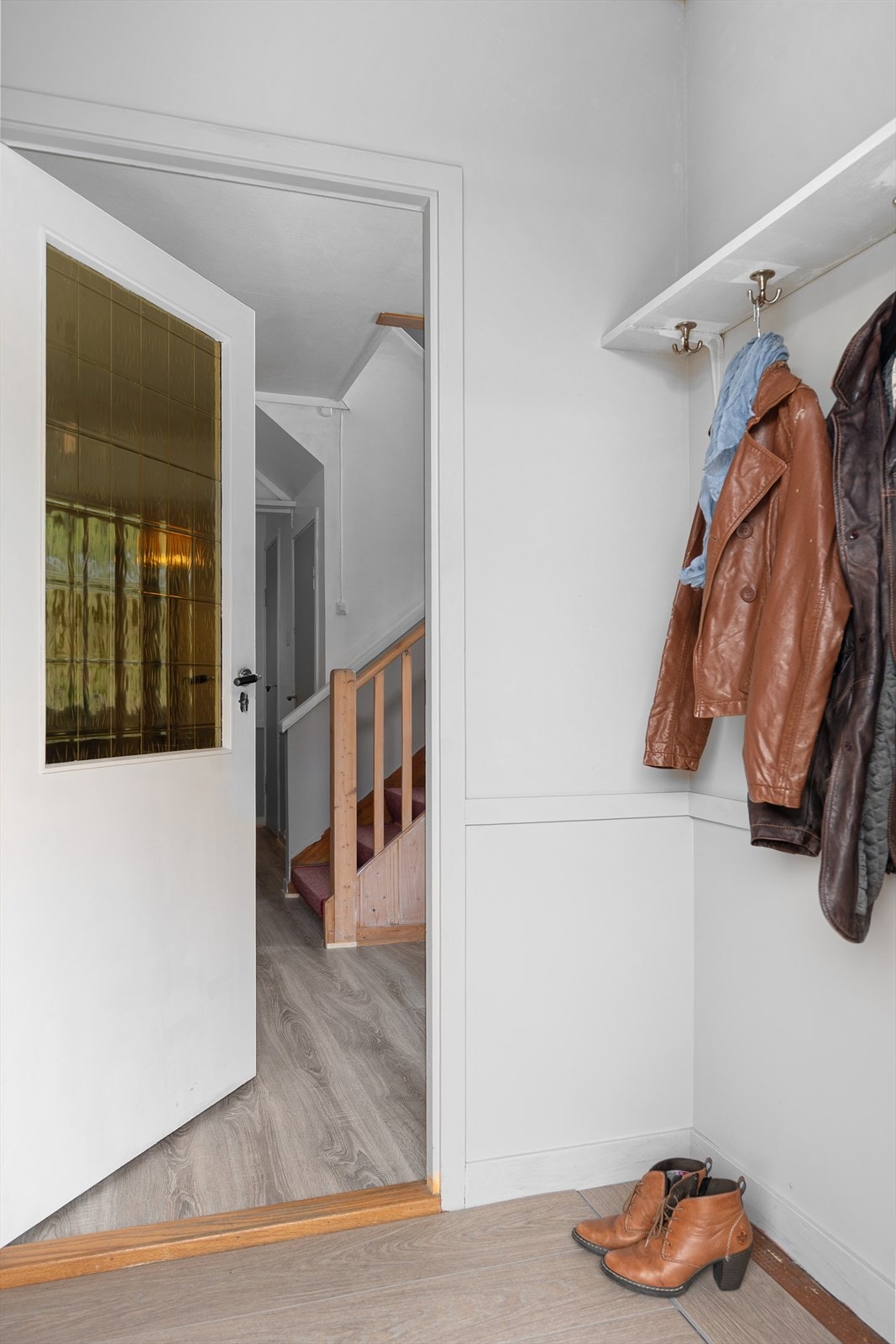 Legg merke til sjeldenheten av en original dør. Galleribilde