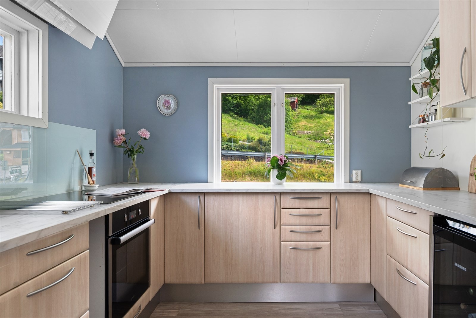 Kjøkkenet ble renovert i 2022 med utskift av innredning og oppgradering av overflater. Galleribilde