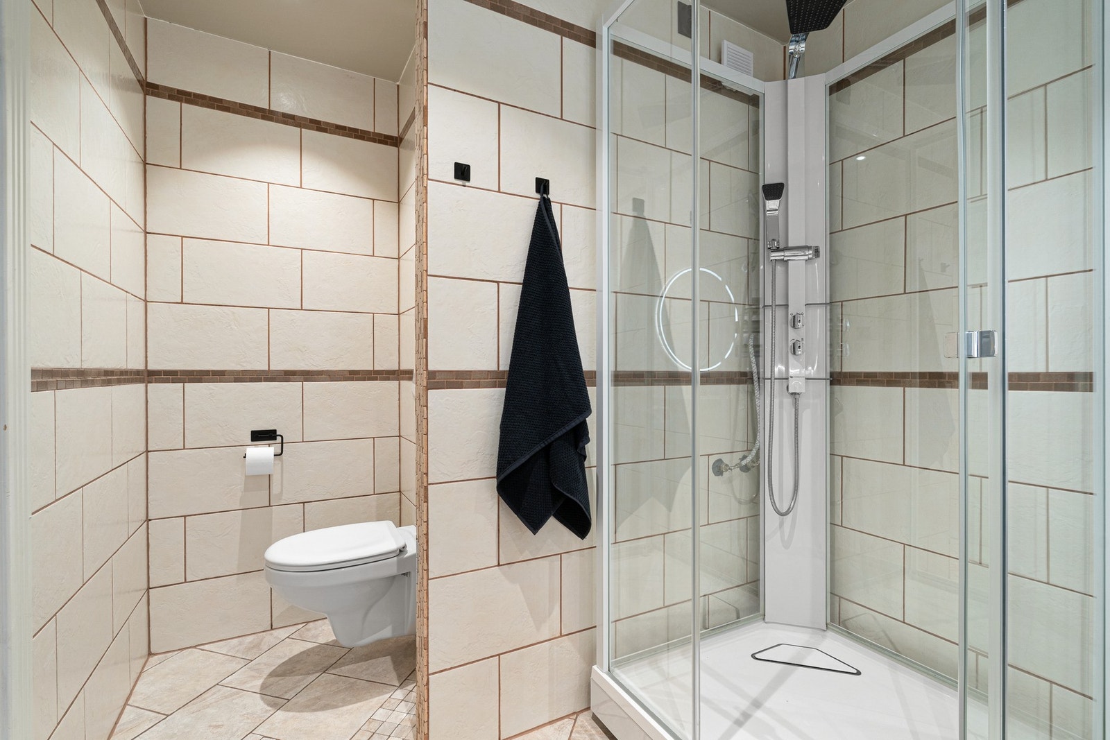 Det er montert dusjkabinett på badet, slik at man slipper å dusje direkte på flis. Galleribilde