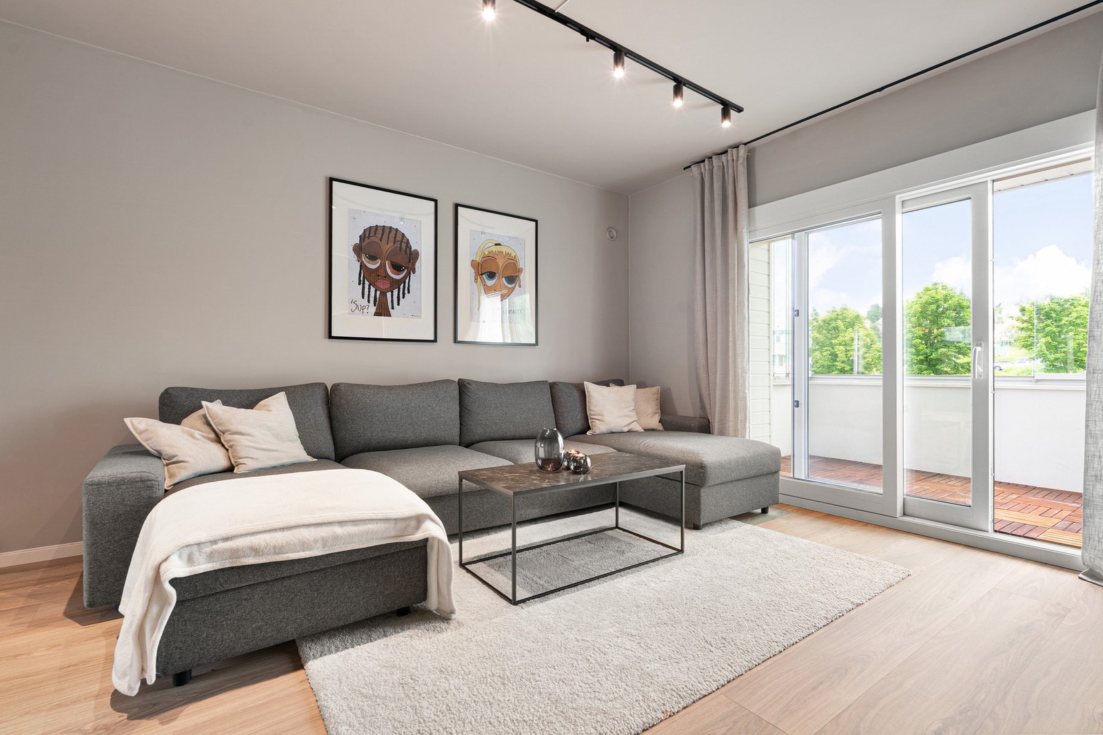 Stuen er romslig med god plass til ønsket møblement. Galleribilde