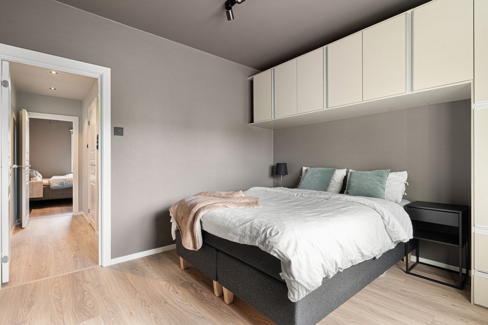 Her har man også plass til garerobeløsning og dobbeltseng. Galleribilde