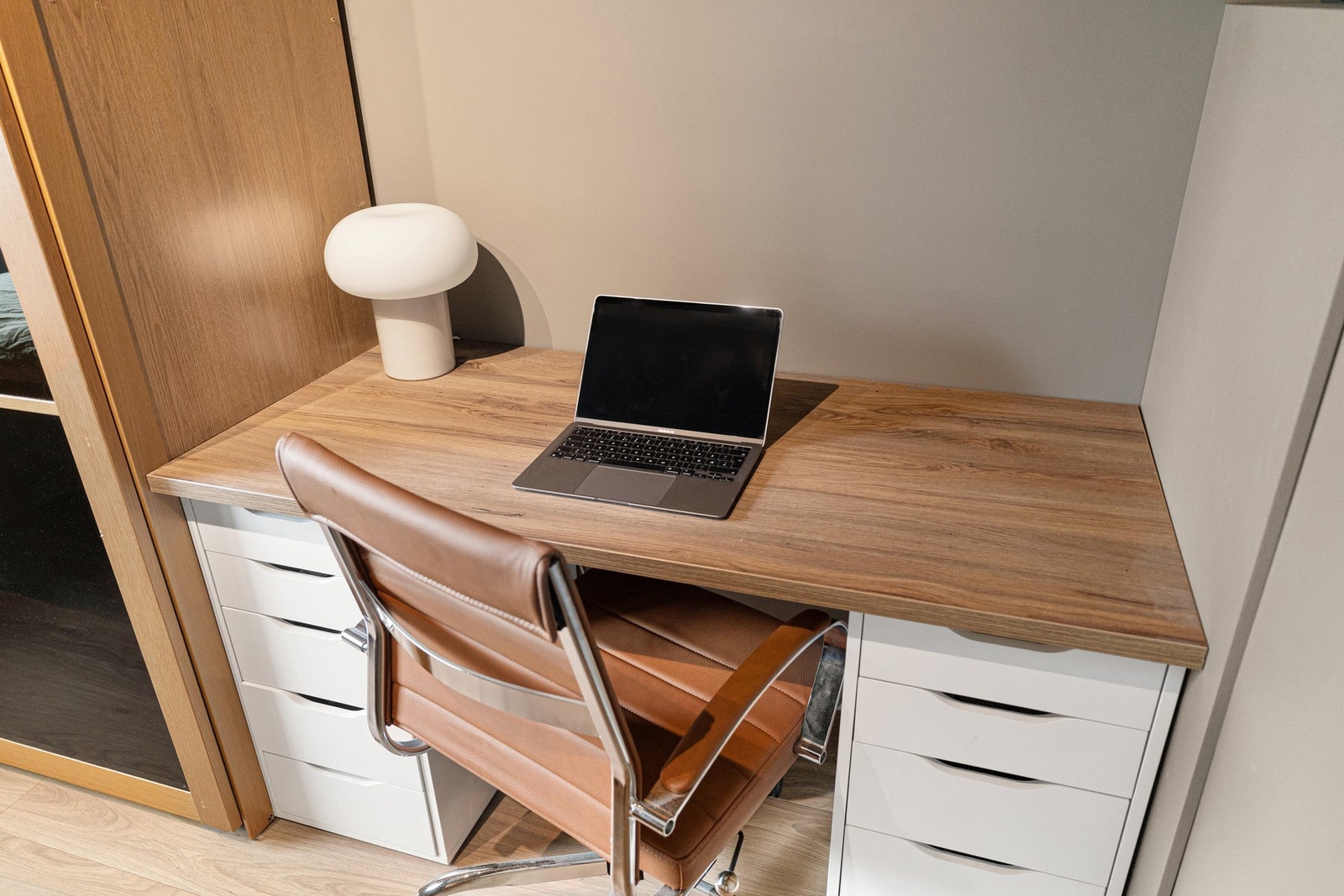 Her har man god plass til dobbeltseng, garderobe og skrivepult. Galleribilde