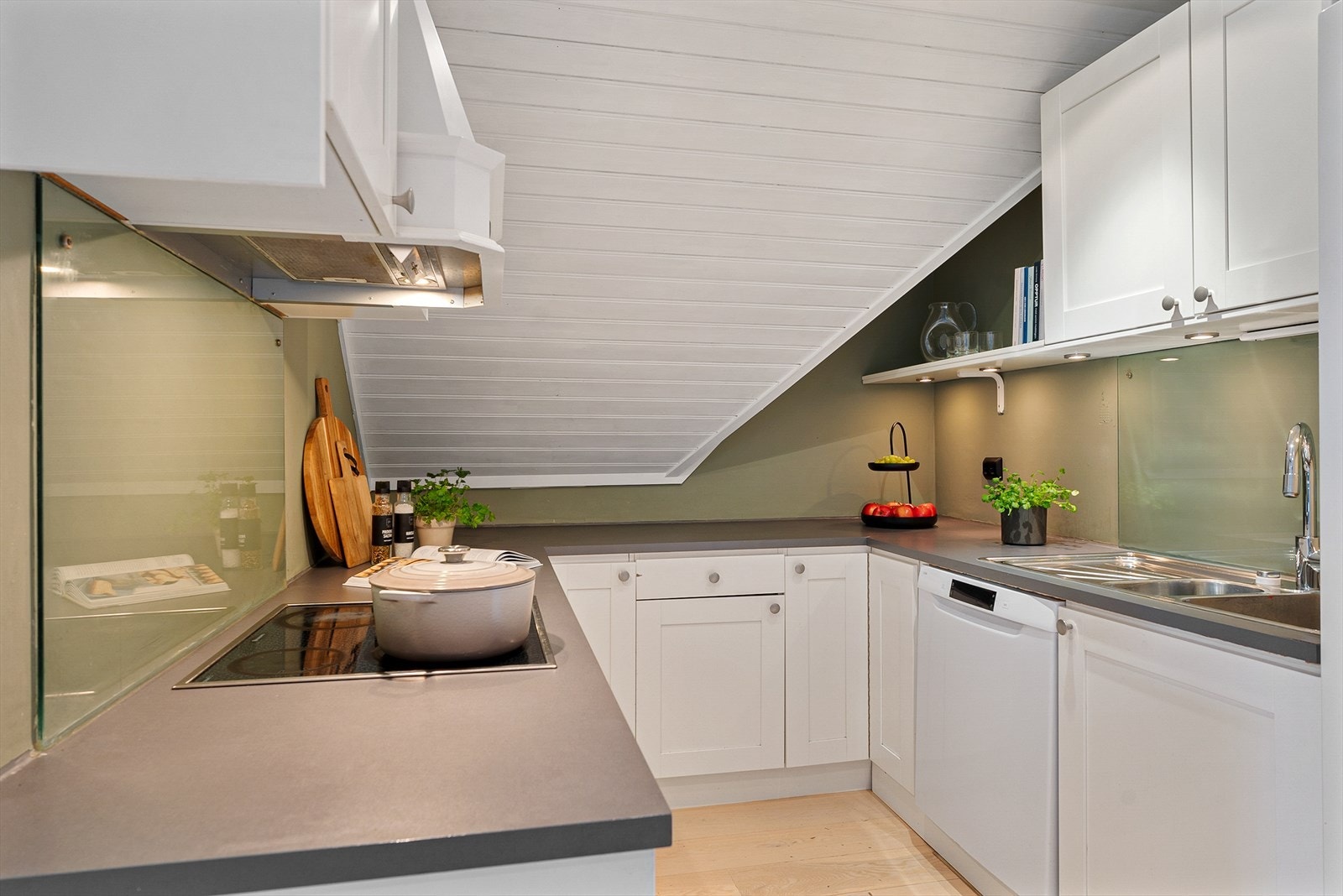 Lyst og flott kjøkken som fikk nye fronter i 2012 Galleribilde