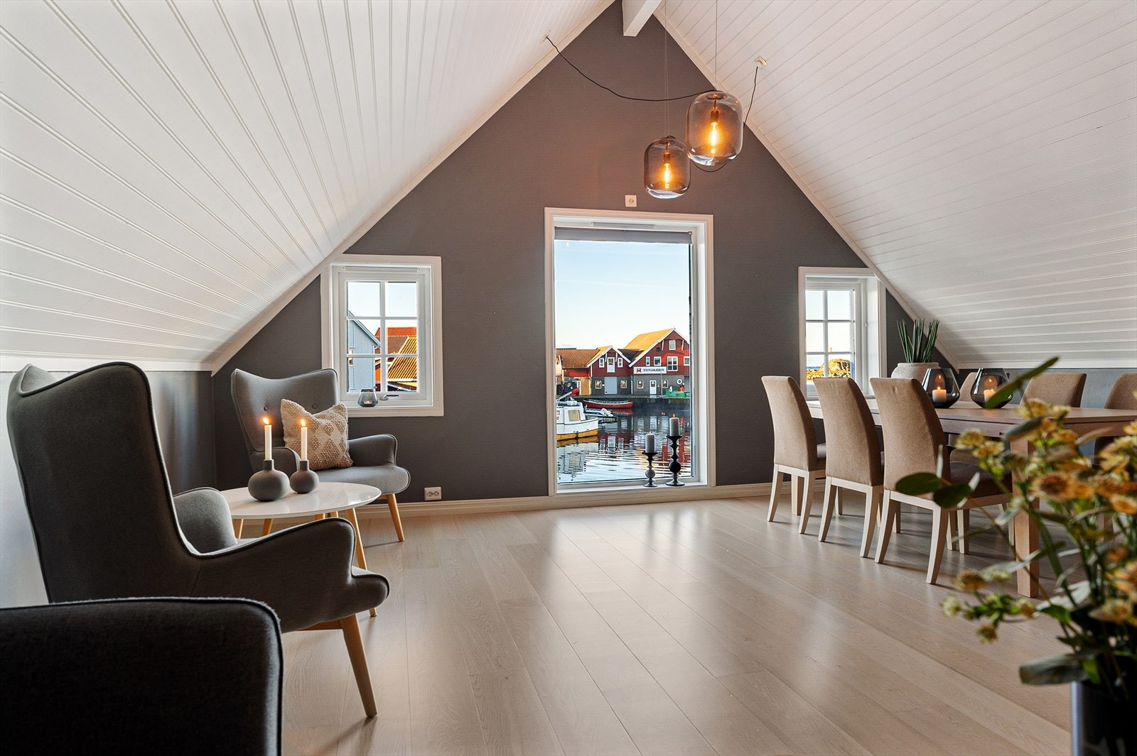 Stue nr 2 i 2.etg. Romslig samt en herlig takhøyde. Galleribilde