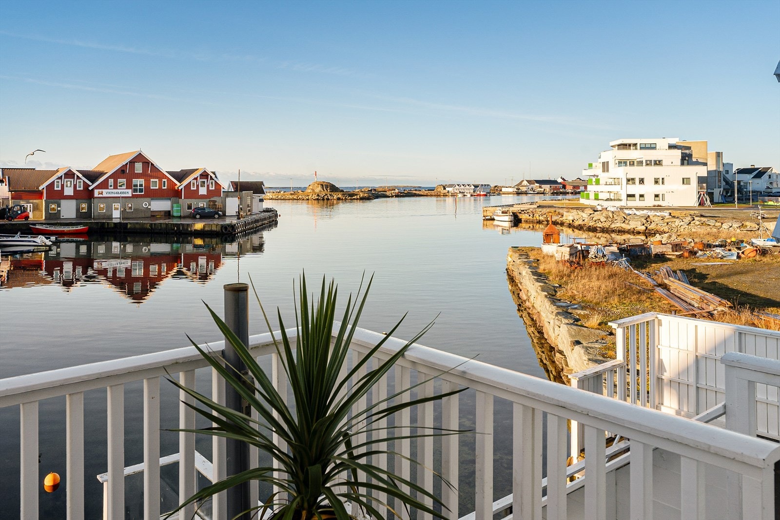 Nydelig utsikt til havn og sjø Galleribilde