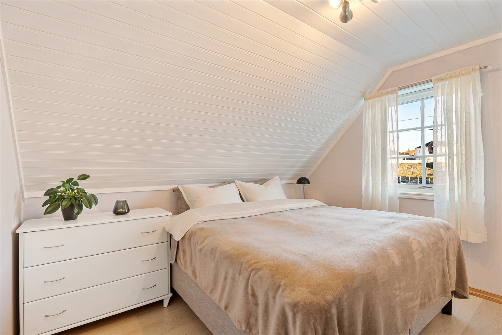 Stort og flott soverom i 2.etg (1 av 4) Galleribilde