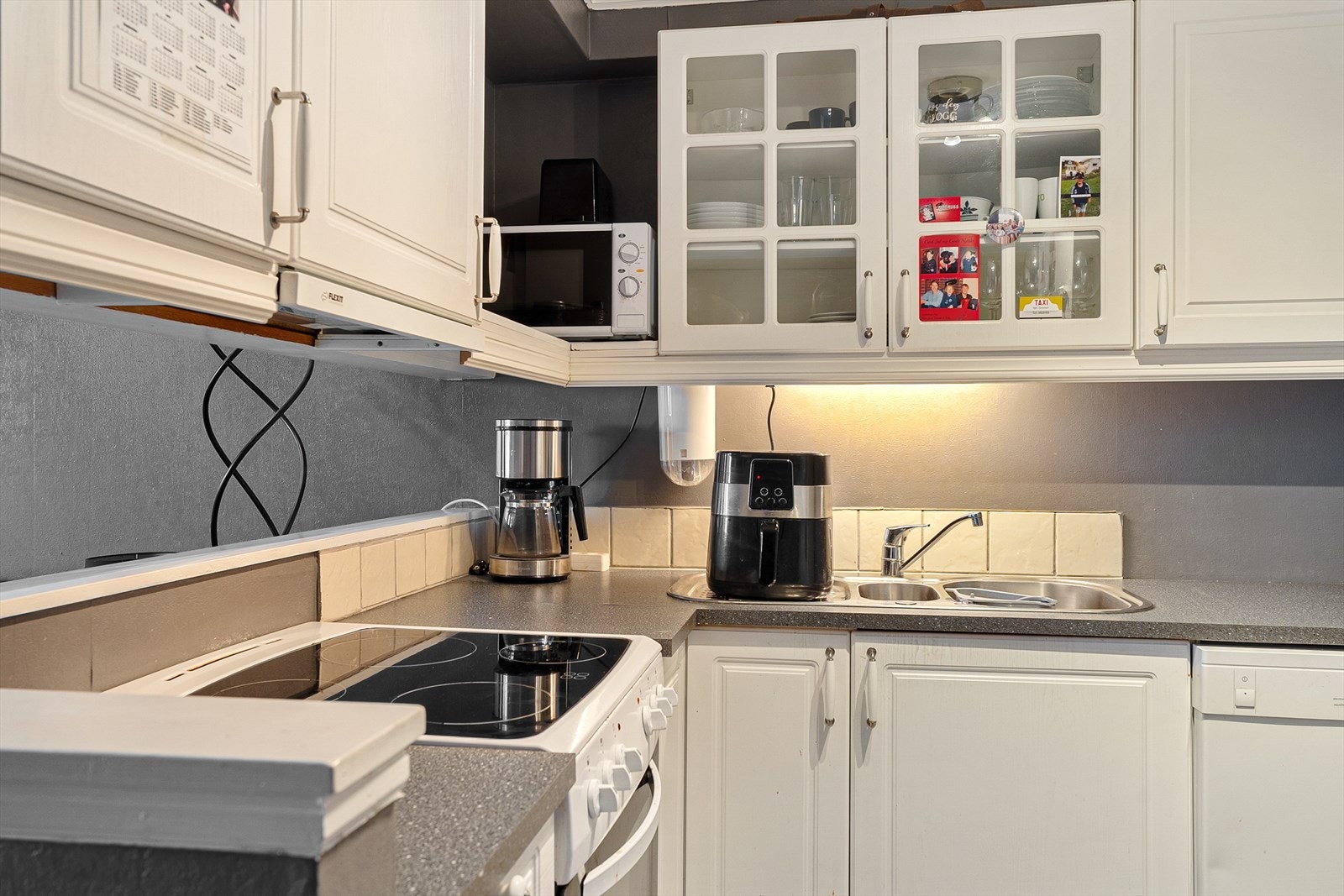 Lyst og pent kjøkken fra 2001 i adskilt del Galleribilde