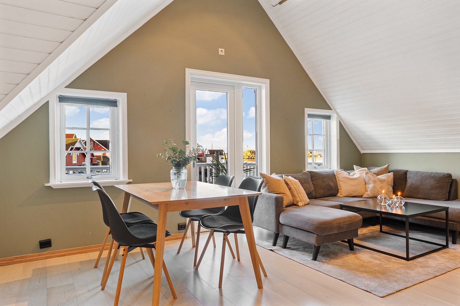 Utgang til stor terrasse fra den ene stuen i 2.etg Galleribilde