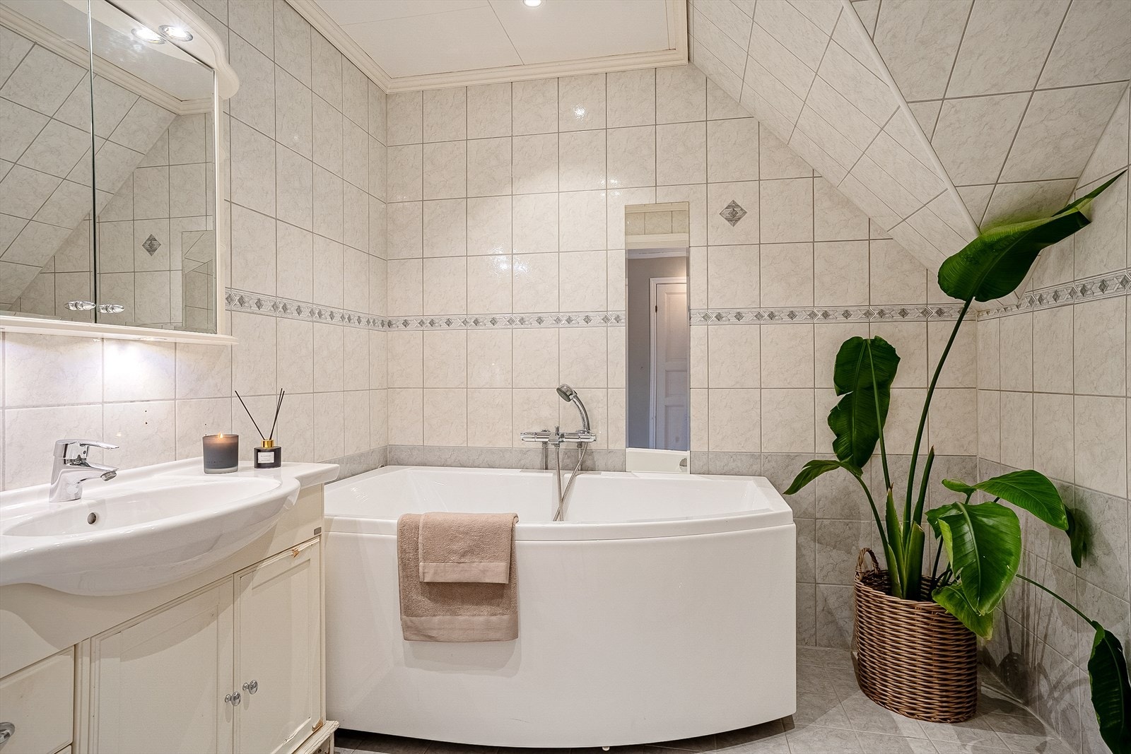 Pent helfliset bad m/badekar i 2.etg Galleribilde