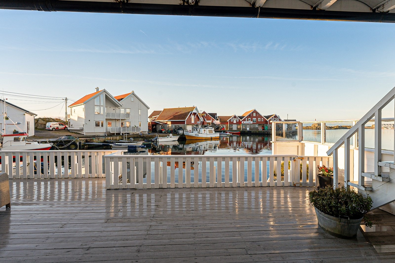 Boligen har store terrasser med gode solforhold Galleribilde