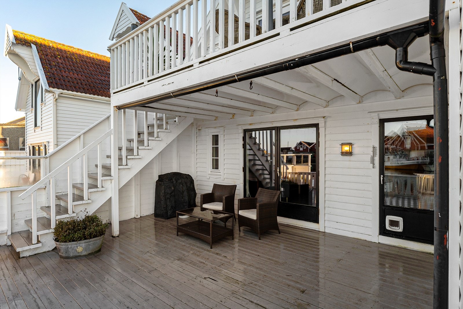 Stor terrasse/brygge på bakkeplan Galleribilde