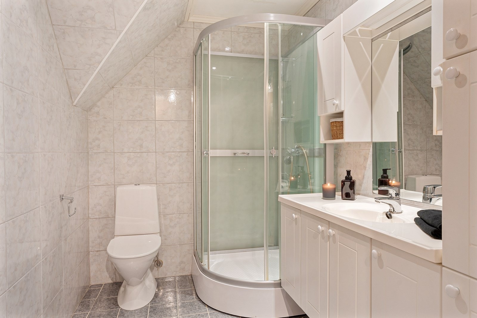 Fint helfliset bad m/dusjkabinett i 2.etg Galleribilde