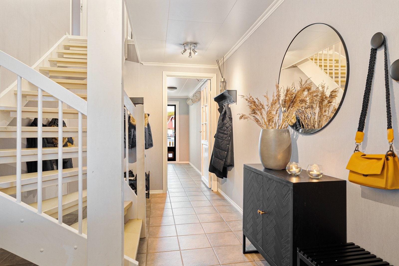 Stor og pen gang/hall til hoveddel. Galleribilde