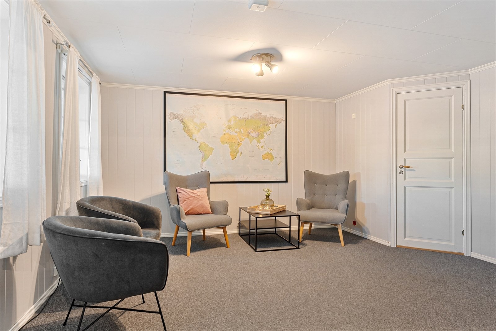 Romslig og pen stue i 1.etg (tilhørende hoveddel) Galleribilde