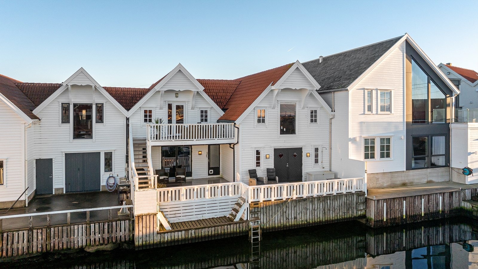 Her kan en nyte solnedgangen fra brygga på sommerstid Galleribilde