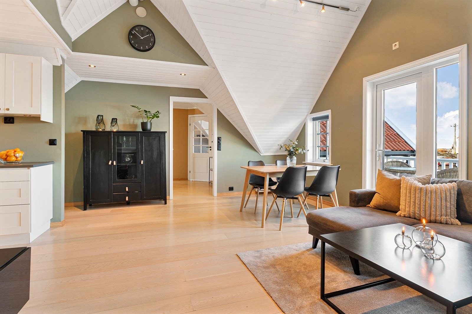 Romslig stue med ekstra takhøyde som gir en herlig romfølelse Galleribilde