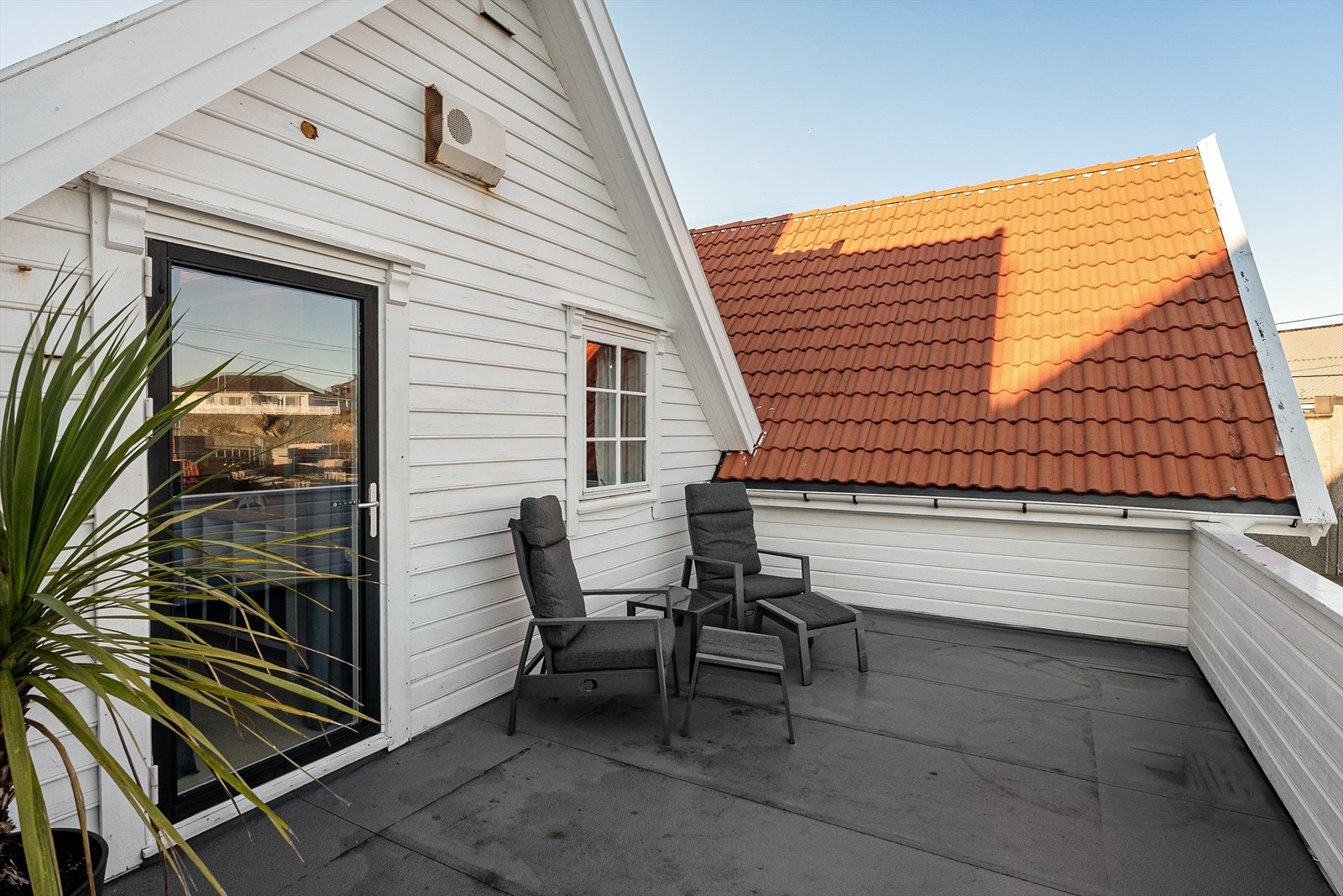 Stor terrasse over inngangsparti/carport Galleribilde