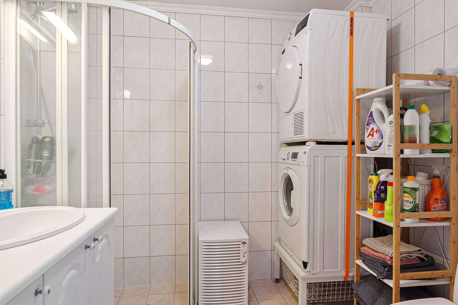 Pent helfliset bad m/dusjhjørne og opplegg til vaskemaskin i adskilt del Galleribilde