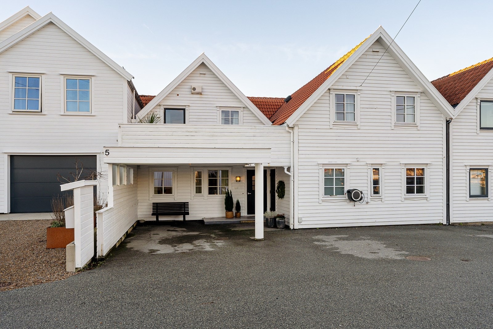 Carport ved inngangsparti med stor terrasse over (ikke omsøkt) Galleribilde