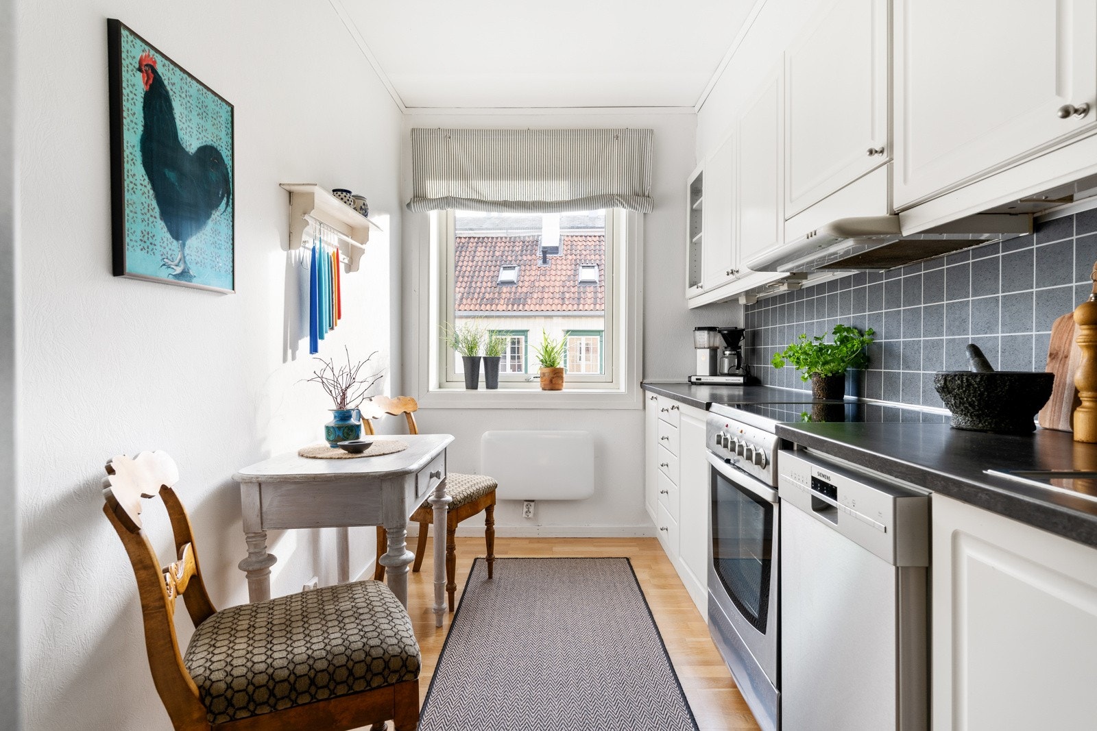 Det er god plass til oppbevaring i skuffer og skap samt godt med benkeplass. Galleribilde